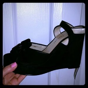 Black wedges