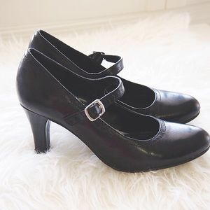 Apostrophe faux leather black heels