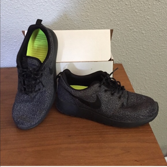Black spotted roshe runs