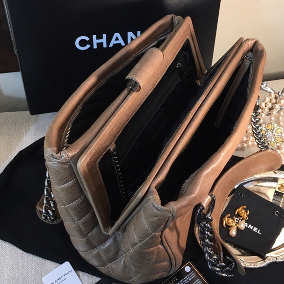 CHANEL⚜Limited Edition Dark Beige Taupe Handbag - Picture 4 of 4