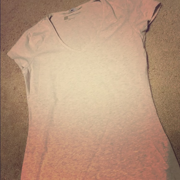 Gap small beige stretch Vneck tee