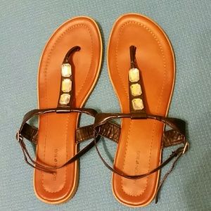 Flat sandals