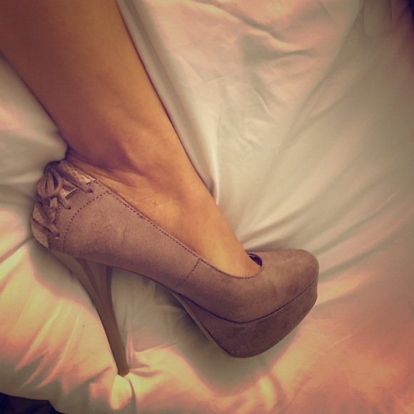 Nude suede pumps with knotted tie in the back