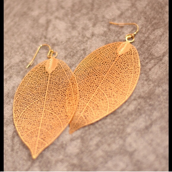 Gold Cut Out Leaf Dangle Earrings - Picture 2 of 3