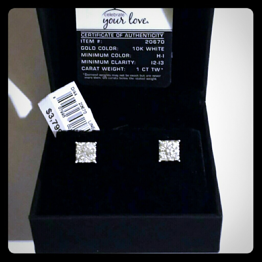 $3,800 Gorgeous 1 cttw Diamond Stud Earrings