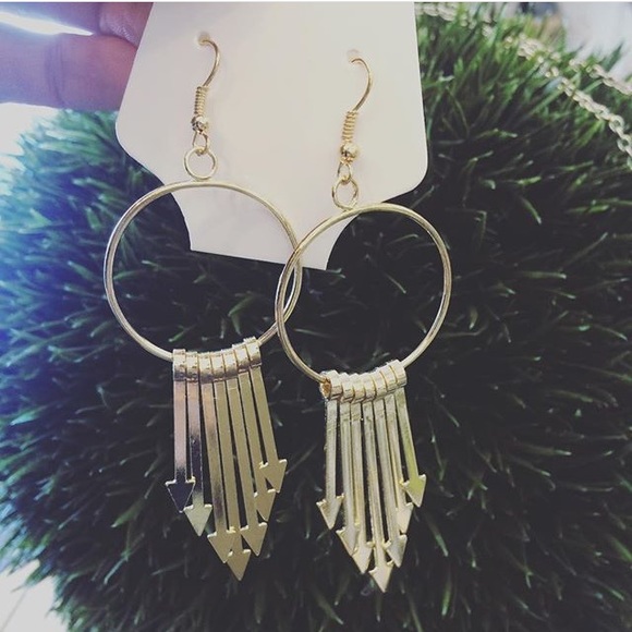 Adorable hoop/arrow earrings -silver