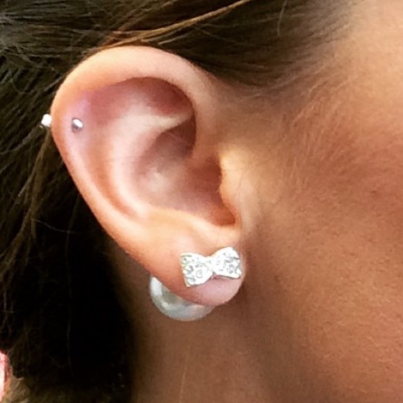 Double sided earring -pearl & gem bow