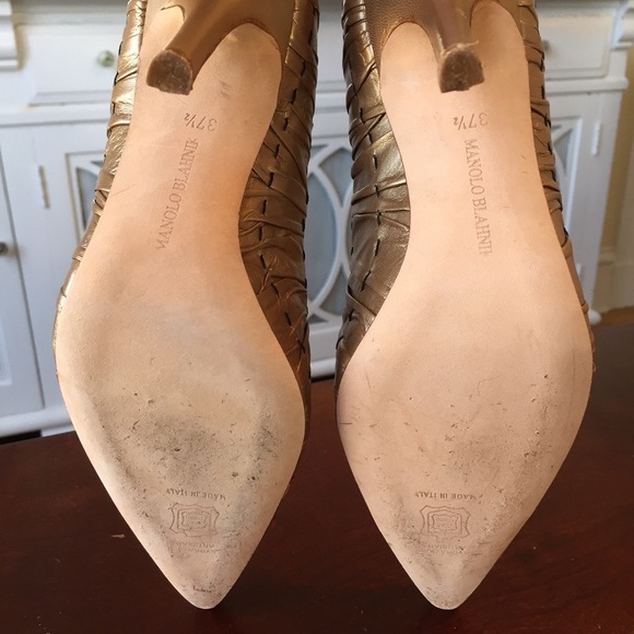 Manolo Blahnik Gold Pumps, Size 6.5 - Picture 4 of 4