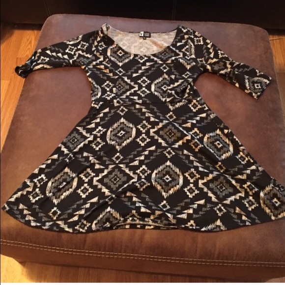 SOLD ‼️Aztec dresses - Picture 3 of 4