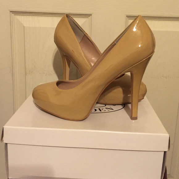 SOLD ELSEWHERE Steve Madden pumps