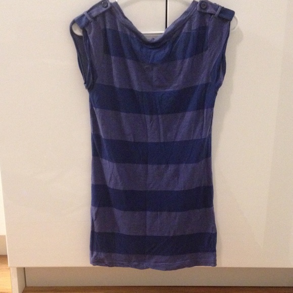 Blue scoop neck, size Medium - Picture 2 of 3