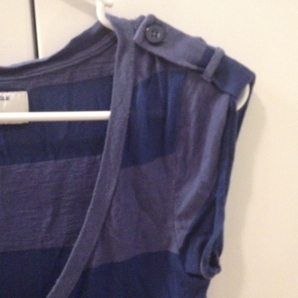 Blue scoop neck, size Medium - Picture 3 of 3