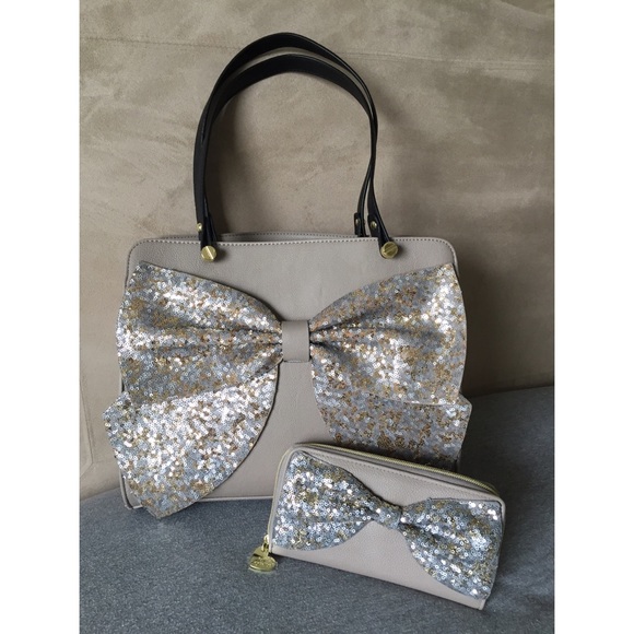 Betsey Johnson Handbags - NWT Betsey Johnson Bow Regard Tote and Wallet