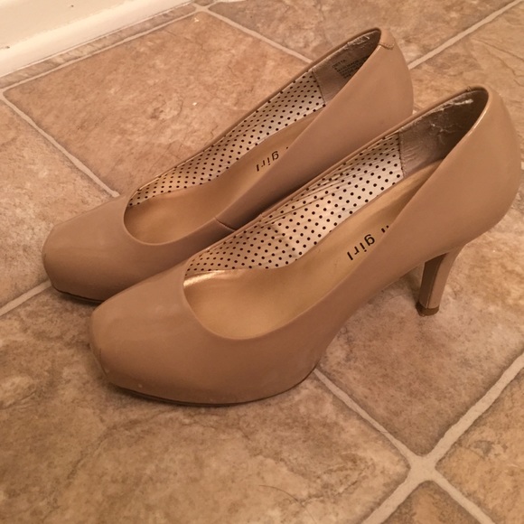 Nude pumps size 6 - Picture 1 of 3