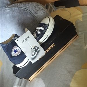 navy blue converse , 3.5 so about 6.5 in women