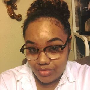 Meet your Posher, Adrianna