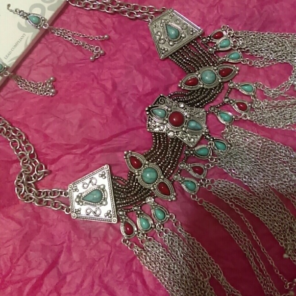 Beautiful Necklace and Earring Set - Picture 3 of 4