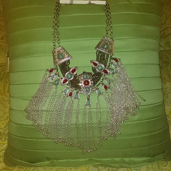 Beautiful Necklace and Earring Set - Picture 4 of 4