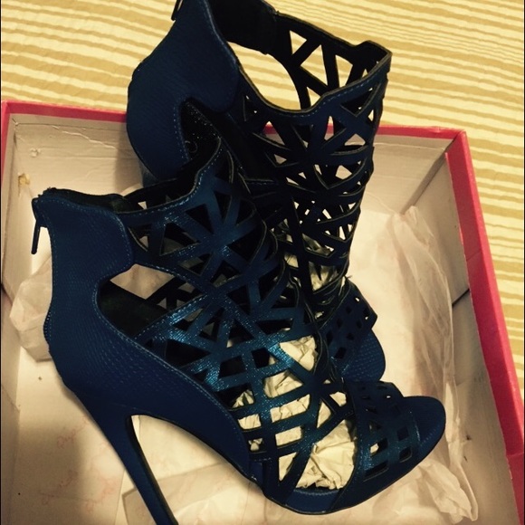 Never worn heels - Picture 1 of 2