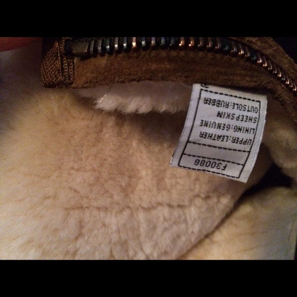 Hardly worn UGG boots - Picture 3 of 4