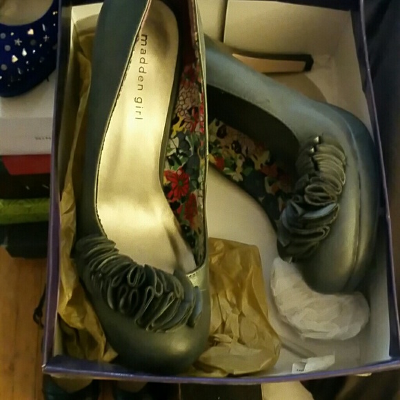 Brand new Madden girl gray heels