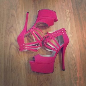Brand new. Never worn. Super cute! Size 9.