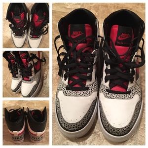 Nike Sneakers (Size 9 Men)