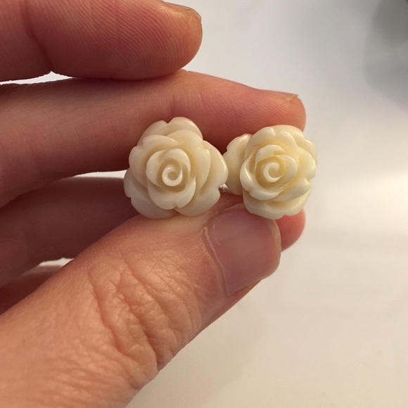 🚫SOLD🚫 White Flower Earrings - Picture 2 of 2