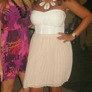 Cute strapless dress!