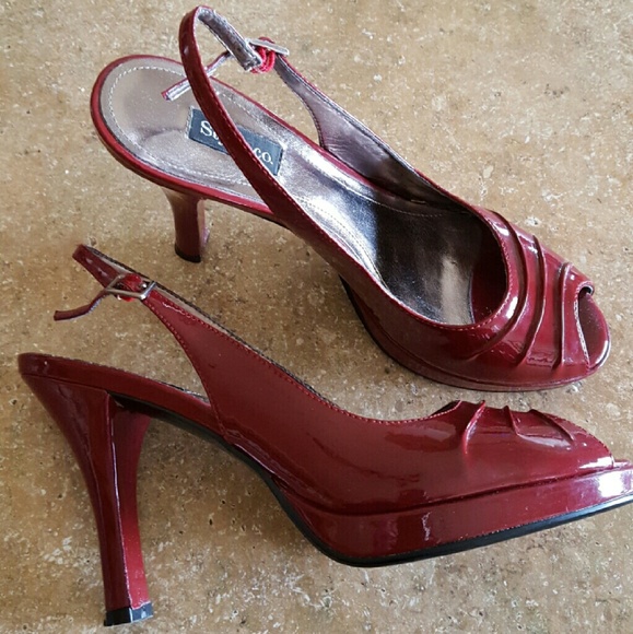 Red Pumps - image 3