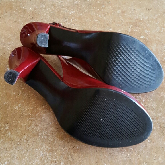 Red Pumps - image 4