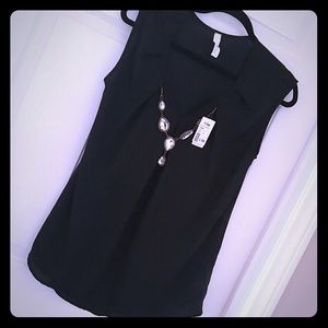NWT- Black Top with accessory!