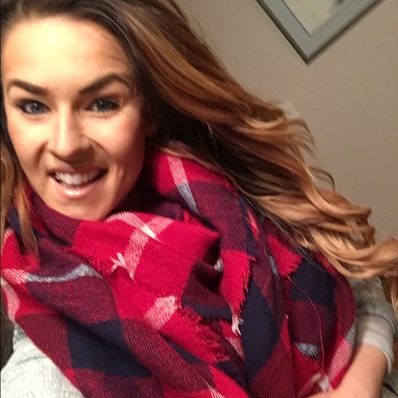 Meet your Posher, Stephanie - Picture 2 of 3