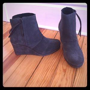 TOMs Desert wedge in dark grey suede