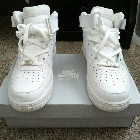 Authentic "Nike Air Force 1 '07"