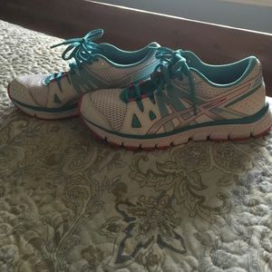 Very good condition tennis shoes
