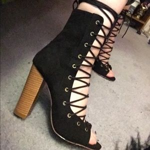 Trendy lace up chunky heeled sandal