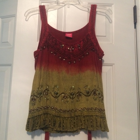 Multicolor beaded flowing tank
