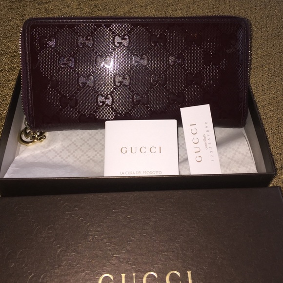 ***HOLD*** Authentic Gucci Zip around wallet