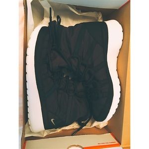 Almost NEW Black tinted color changing NIKE Roshe!