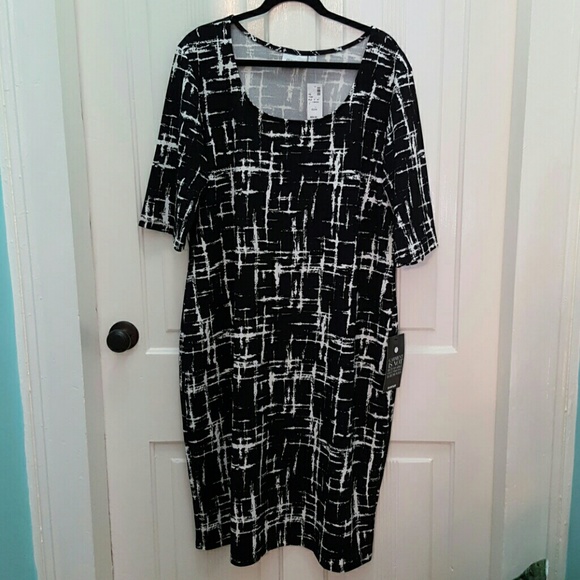 Avenue NWT Size 22/24 Black Dress w Lines of White