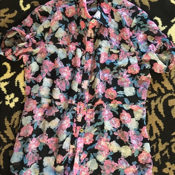 💖GUESS Floral Button Up Top💖