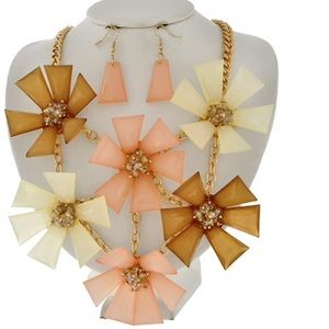 Wowing Flower Necklace set