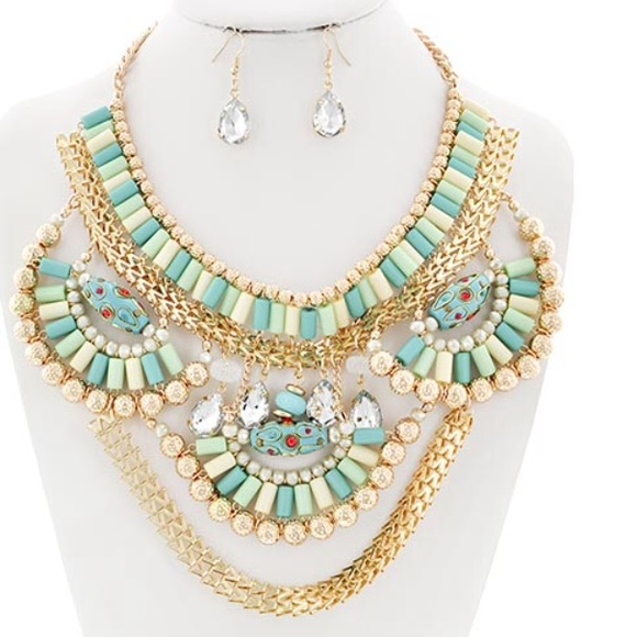 Gorgeous Mint acrylic & Glass Crystal necklace set