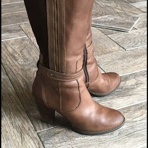 A Beautiful Brown size 9 pair of Clarks boots.