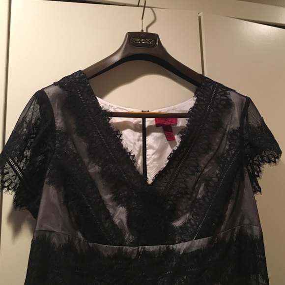 Black lace JS Collection woman's dress. V-neck - Picture 2 of 4