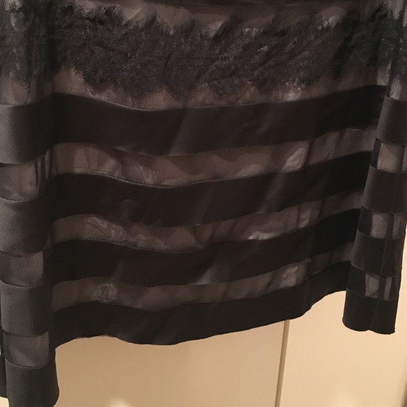 Black lace JS Collection woman's dress. V-neck - Picture 4 of 4