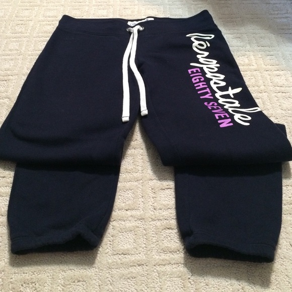 Soft navy sweatpants with elastic bottoms.