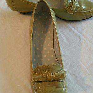 Kenneth Cole bow-tied patent leather loafer