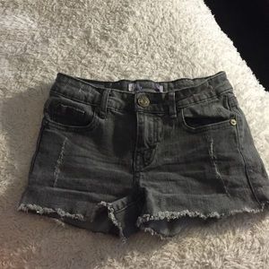 grey shorts